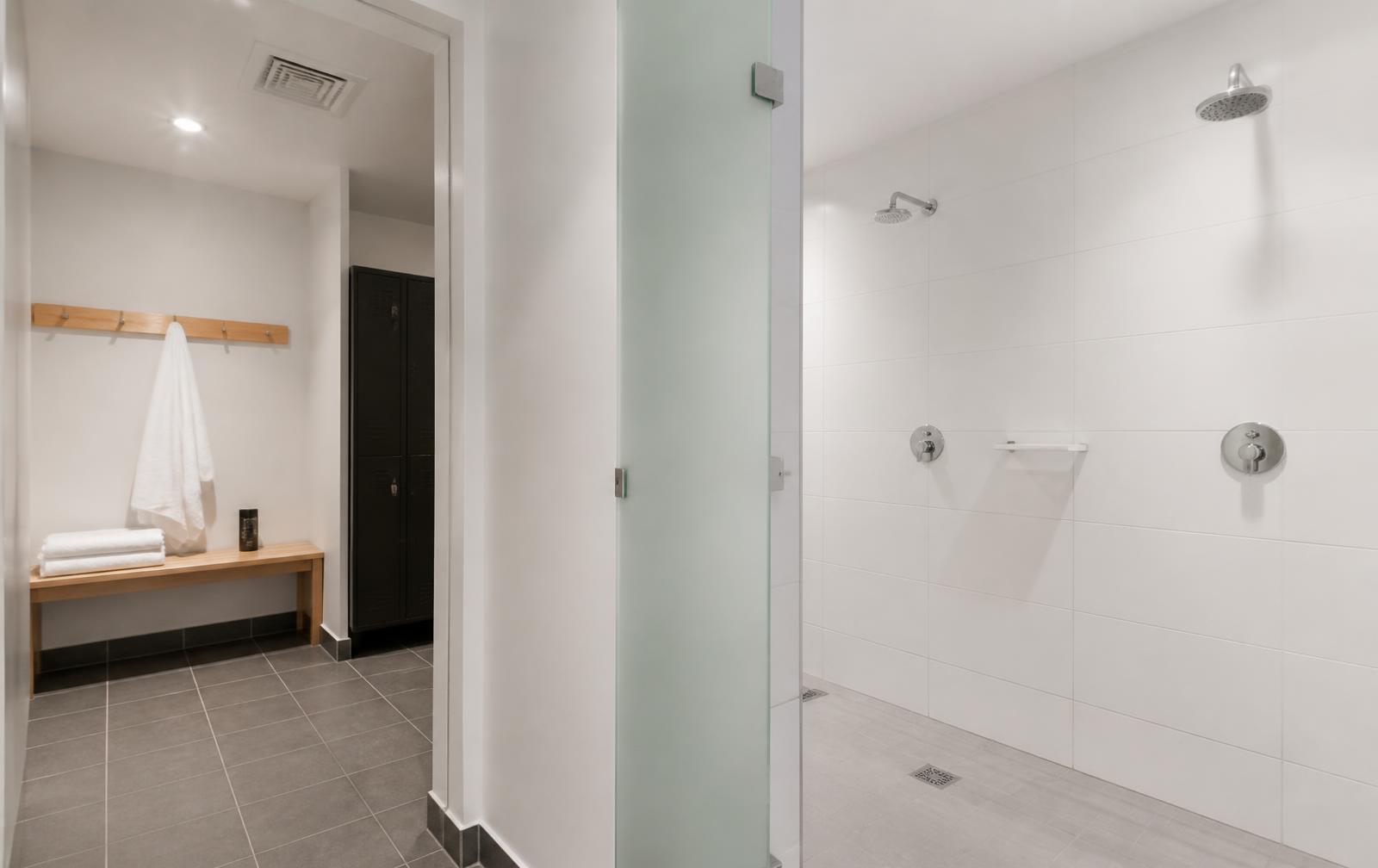 Lichte schone kleedkamer met douches en verse handdoeken