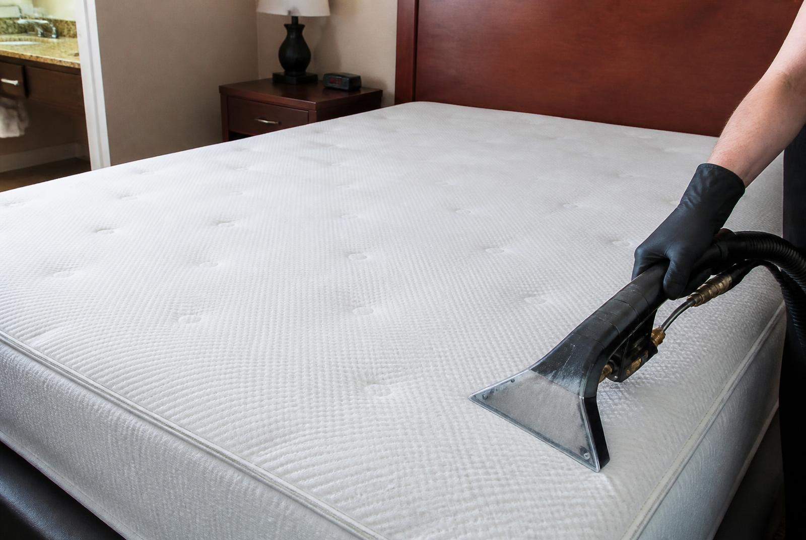 Hotelmatras wordt gereinigd met stoomapparatuur
